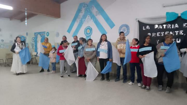 EL AREA DE ADULTOS MAYORES ACOMPAÑÓ EL ACTO POR EL DÍA DE LA PATRIA EN LA ESCUELA 14