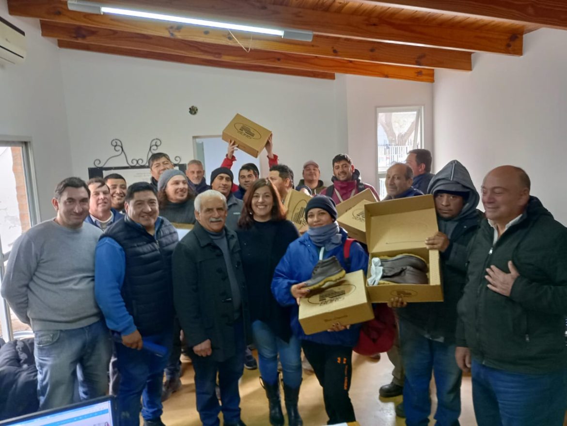 EL INTENDENTE MARINO ENTREGÓ INDUMENTARIA A TRABAJADORES DE SERVICIOS Y DE ESPACIOS VERDES