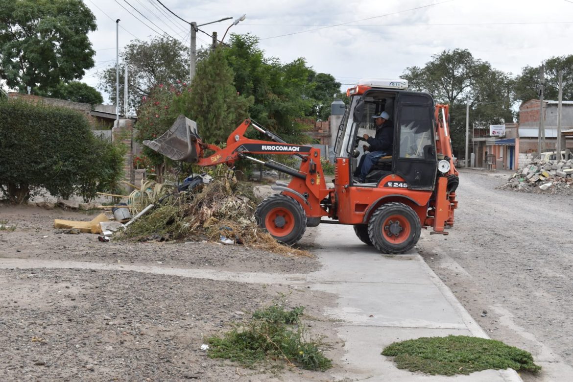 CONTINÚAN LOS OPERATIVOS DE LIMPIEZA BARRIAL