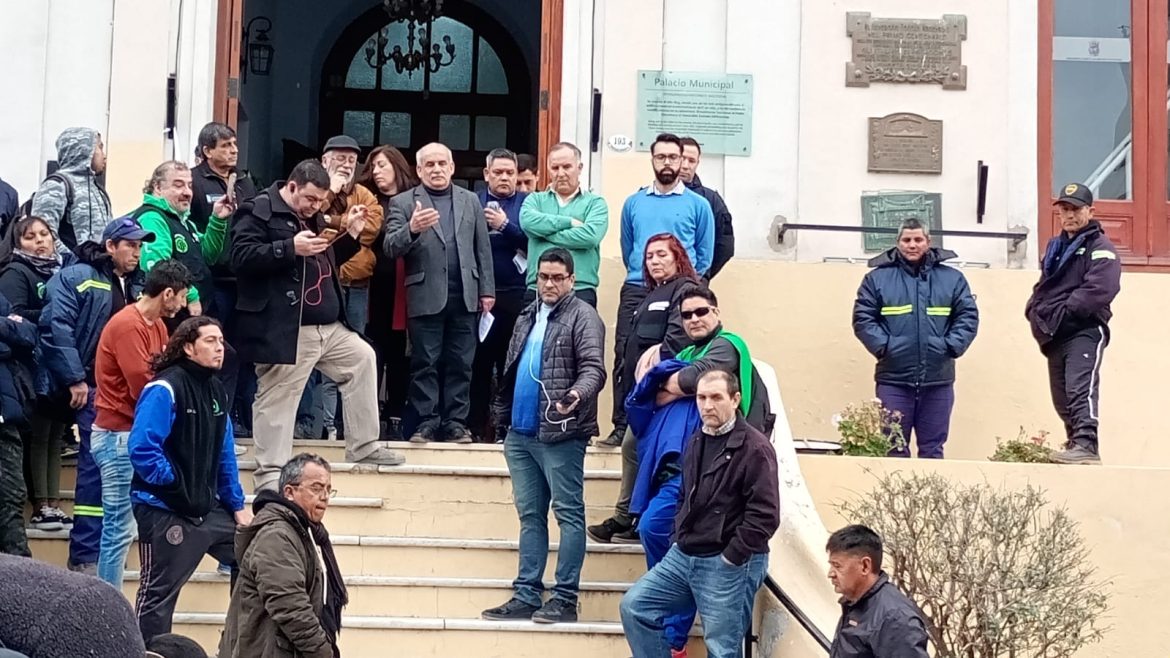 (VIDEO) MUNICIPALES SE MOVILIZARON Y MARINO SALIO A SU ENCUENTRO PARA DIALOGAR CON ELLOS