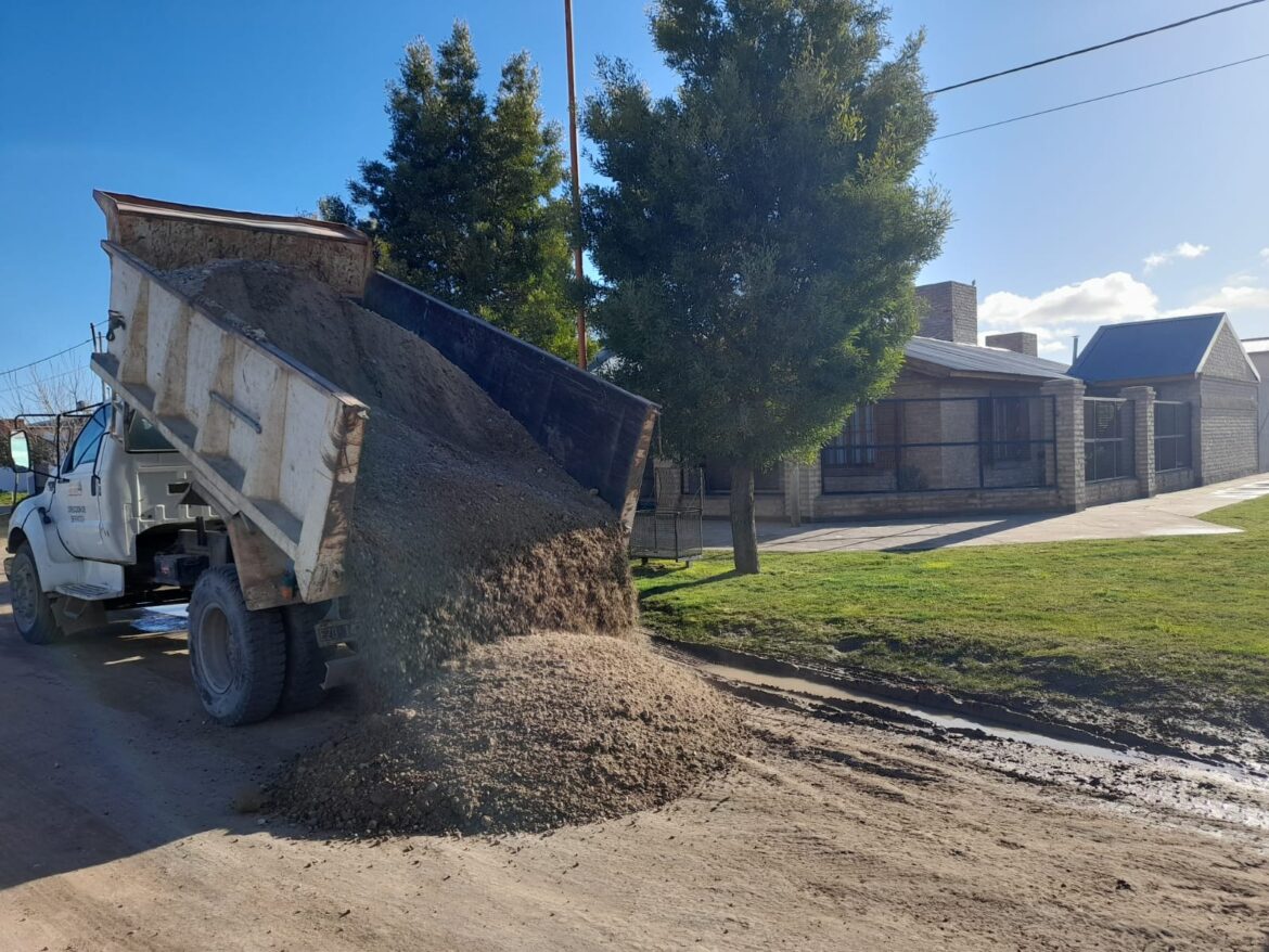 SE REFUERZAN LOS SERVICIOS DE LIMPIEZA, REPARACIÓN DE CALLES Y RECOLECCIÓN EN CARMEN DE PATAGONES