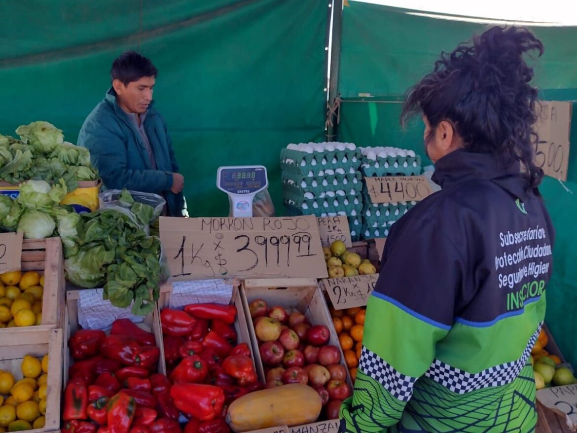 CONTROL DE BALANZAS EN LA FERIA MUNICIPAL, PARA GARANTIZAR LA TRANSPARENCIA Y LA EQUIDAD