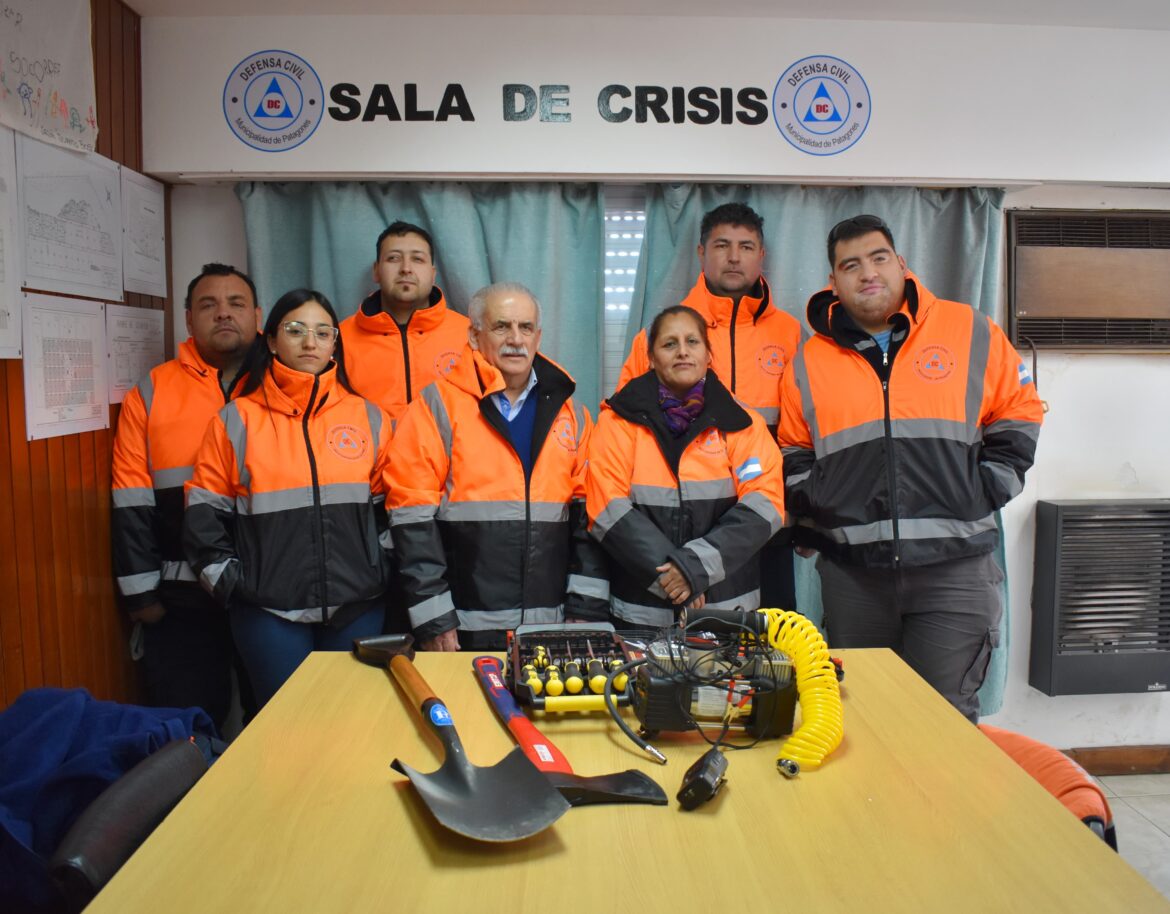 CONTINUA LA ENTREGA DE INDUMENTARIA A TRABAJADORES MUNICIPALES