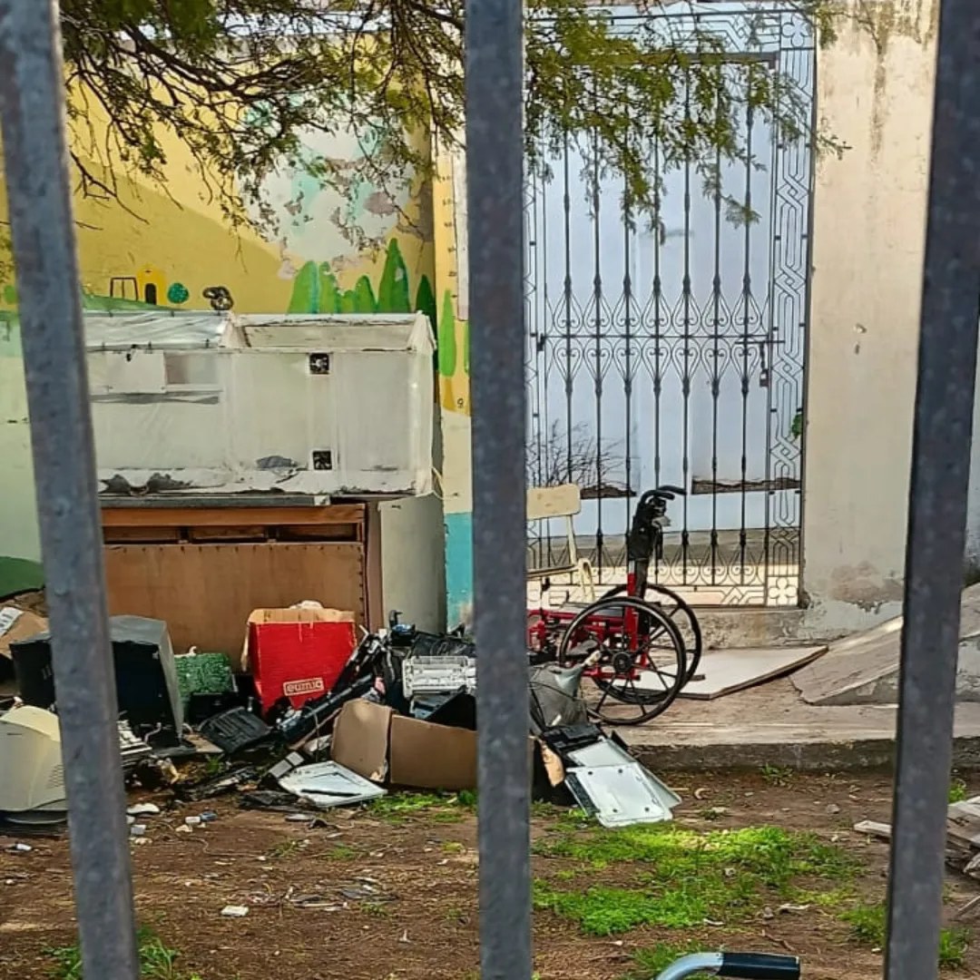 (VIDEO) BASURA ACUMULADA, ESCOMBROS Y UNA SILLA DE RUEDAS, EN LA EX ESCUELA 2