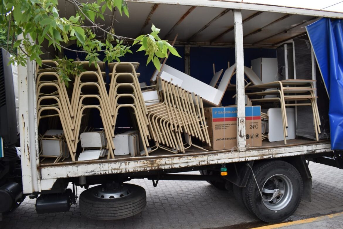 ENTREGA DE MOBILIARIO Y EQUIPAMIENTO EN ESCUELAS DE PATAGONES