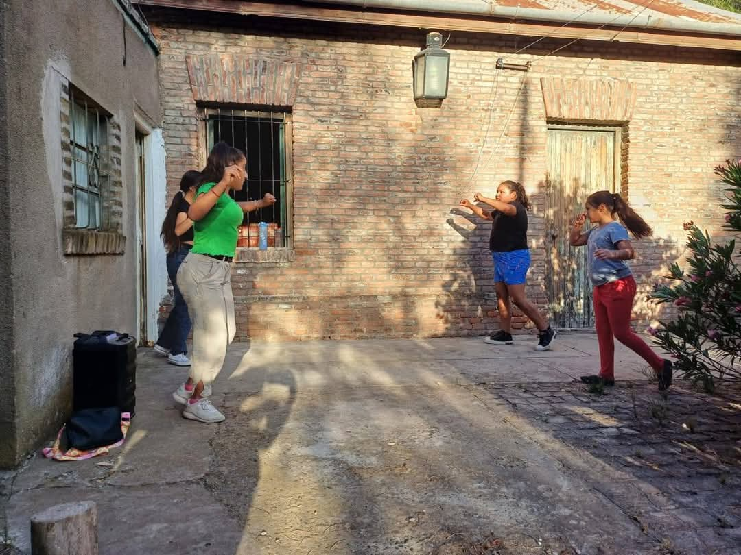 VERANO EN PRADERE: CONTINUAN A BUEN RITMO LAS CLASES DE FOLCLORE Y FERIA DE LIBROS