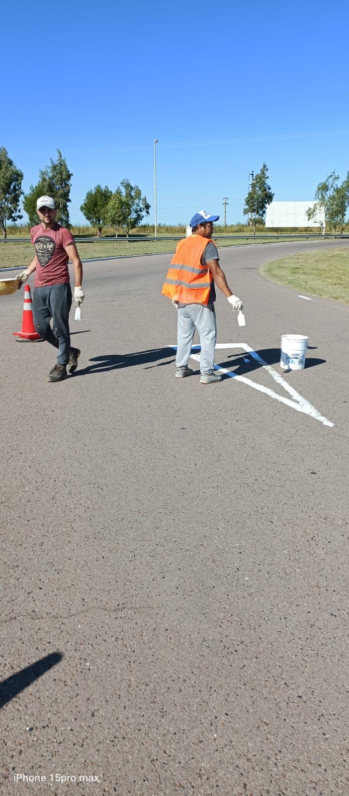 REALIZAN MEJORAS EN LA ROTONDA DE ACCESO A VILLALONGA