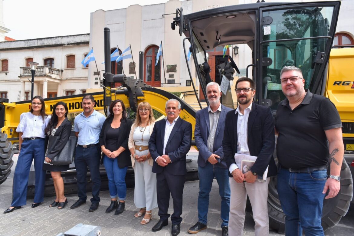 NUEVA MAQUINARIA PARA EL MANTENIMIENTO DE LOS CAMINOS DEL DISTRITO