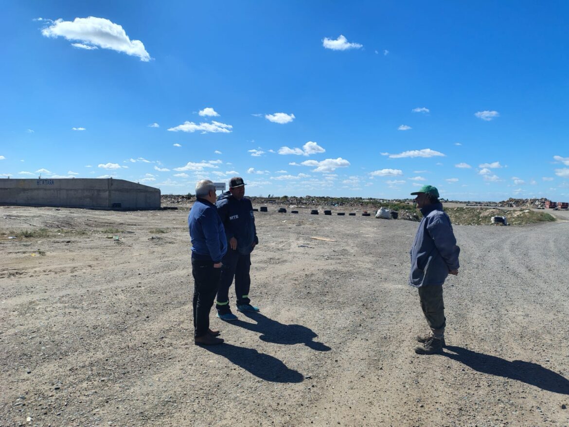 MARINO VISITÓ  LA ESCOMBRERA DE PATAGONES