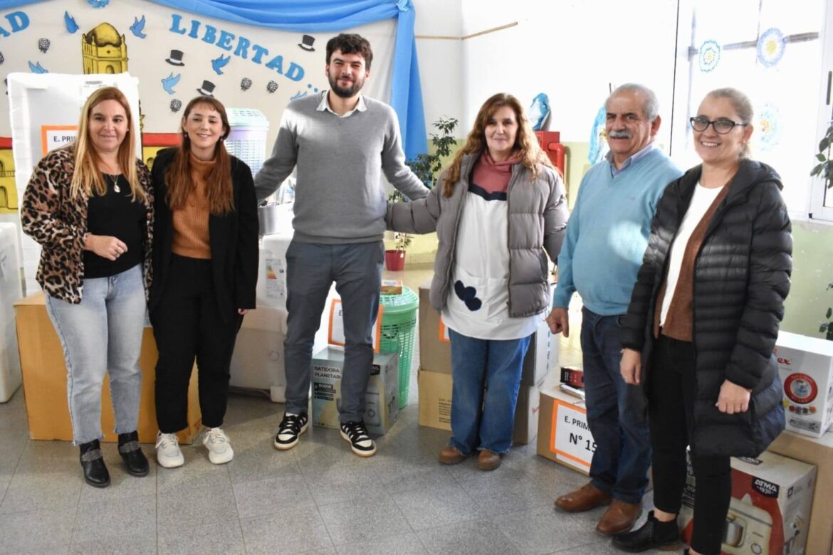 ENTREGA DE MOBILIARIO ESCOLAR EN CARMEN DE PATAGONES