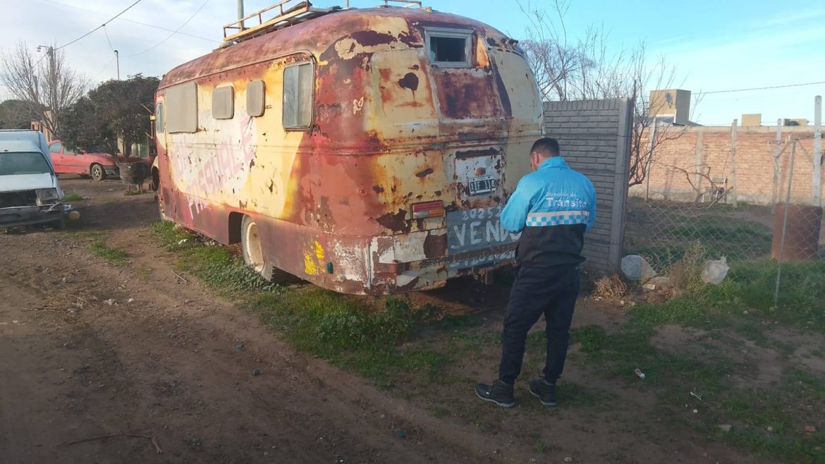 CONTINUA EL OPERATIVO DE NOTIFICACIÓN Y RETIRO DE VEHÍCULOS EN ABANDONO