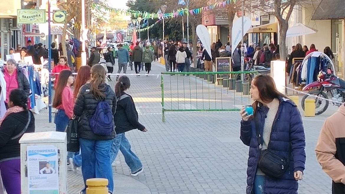 BUENA RESPUESTA DE LOS VECINOS AL PASEO PEATONAL DE COMPRAS DE LA CALLE BUENOS AIRES