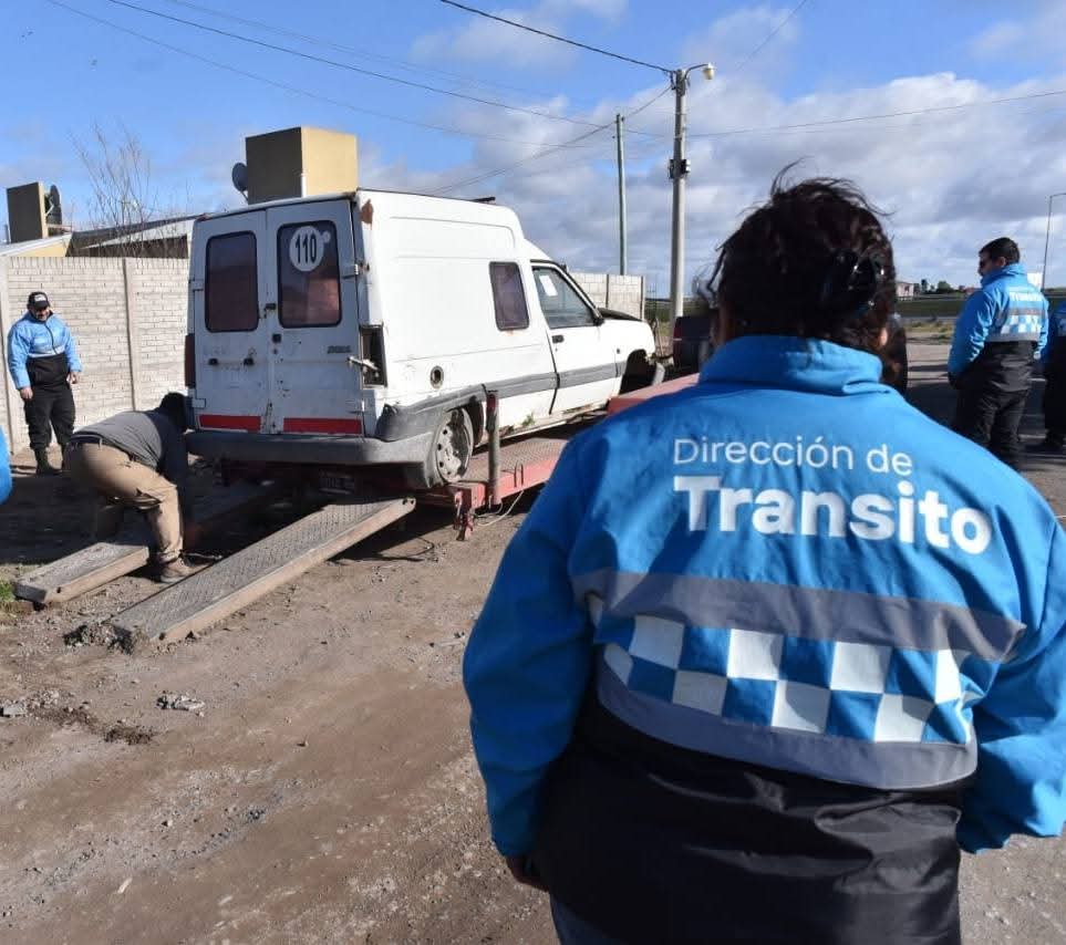 POSITIVA RESPUESTA DE VECINOS AL OPERATIVO DE RETIRO DE VEHÍCULOS ABANDONADOS