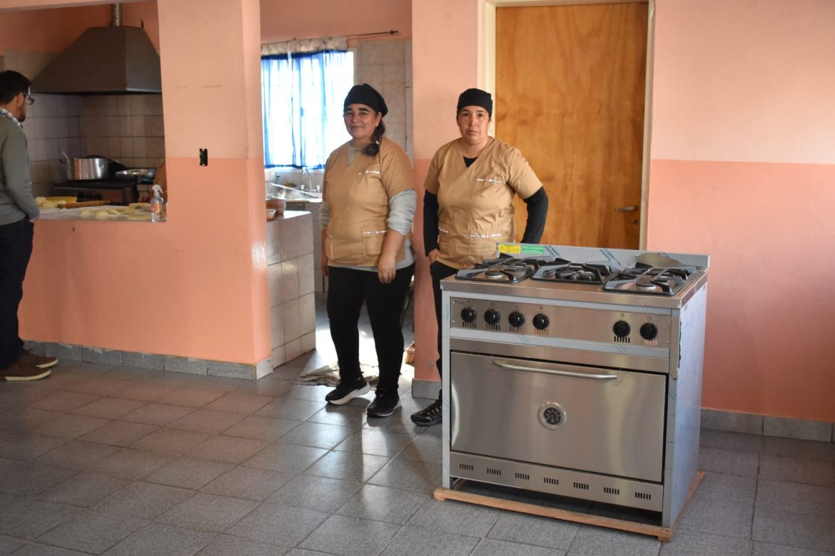 MARINO ENTREGÓ UNA COCINA INDUSTRIAL AL COMEDOR “EL LORITO”